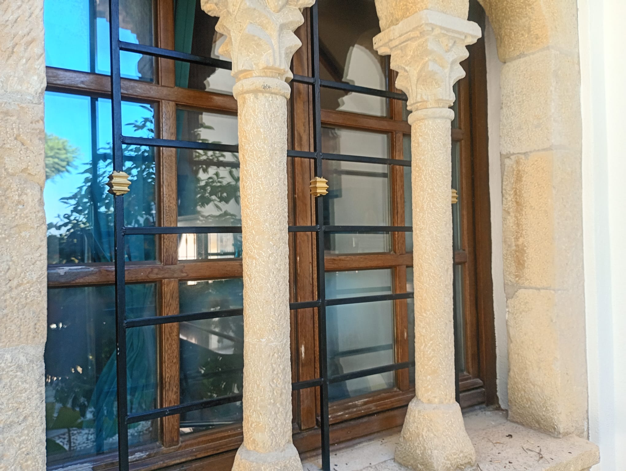 Rejas de hierro en ventanas de edificio clásico
