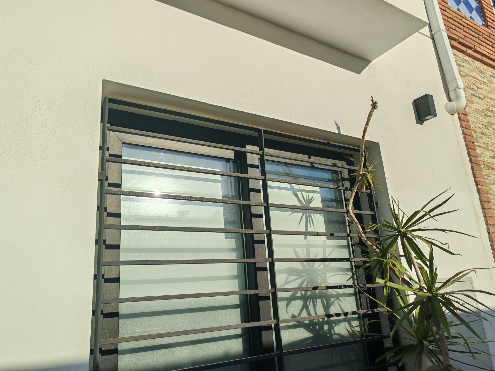Reja de hierro para ventana con diseño moderno