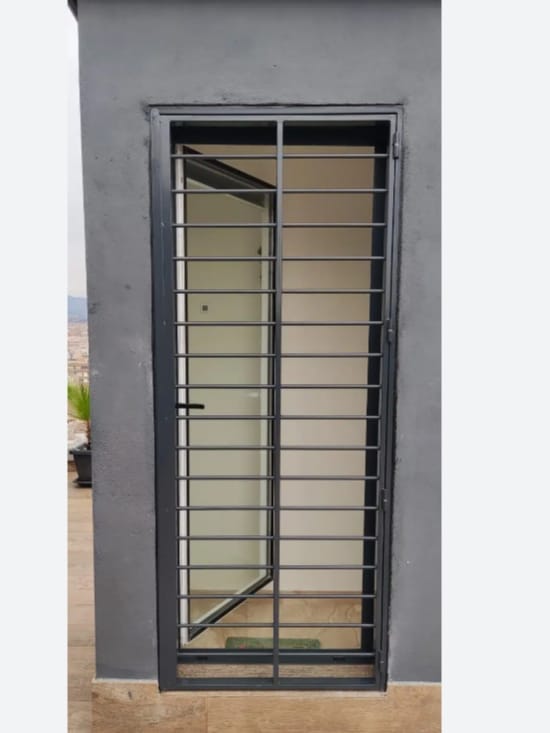 Reja de hierro para puerta de acceso
