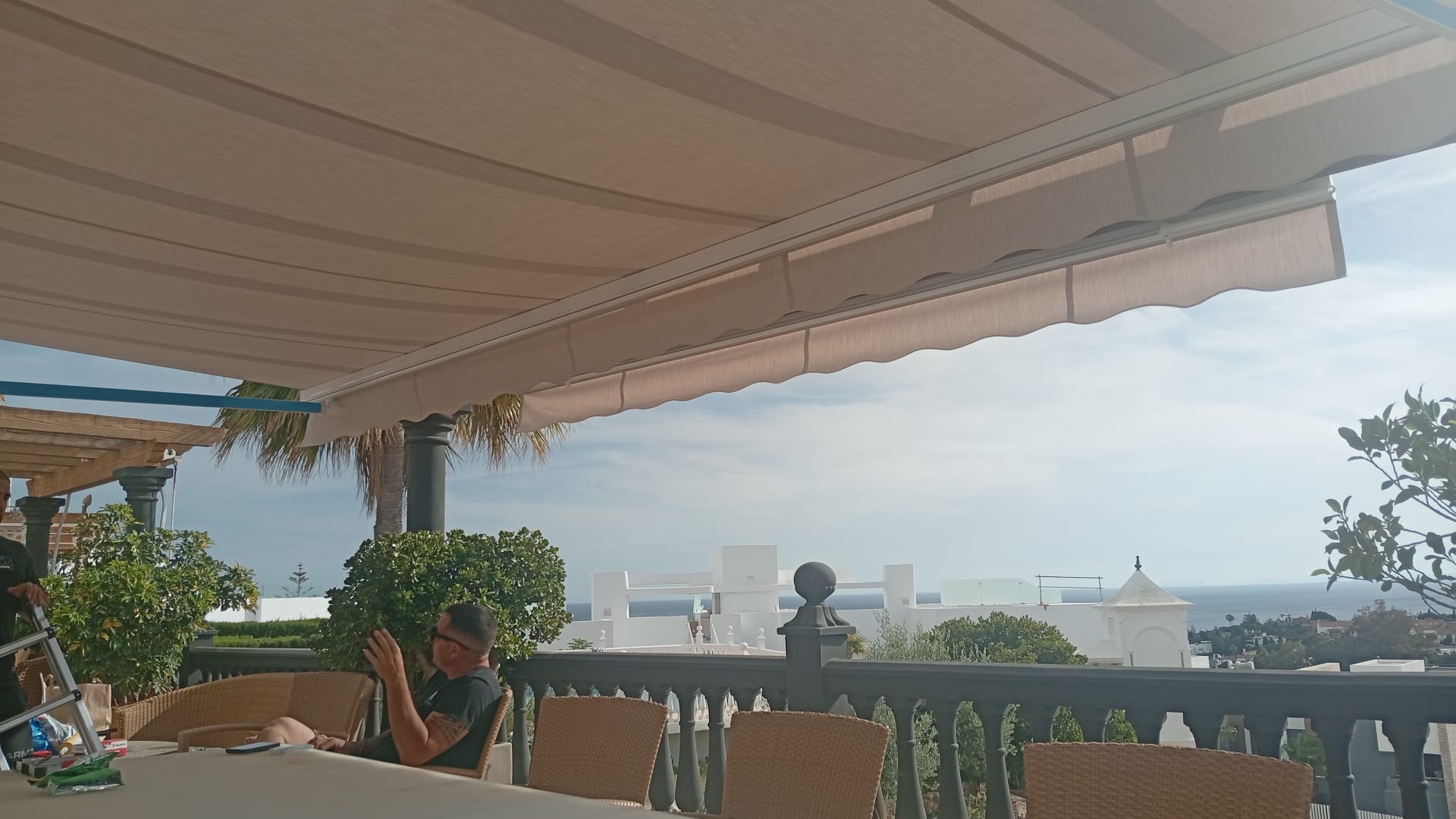 Toldo motorizado en terraza con vistas al mar
