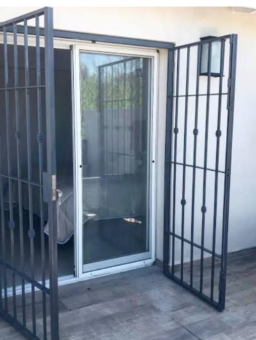 Reja de hierro con puerta practicable